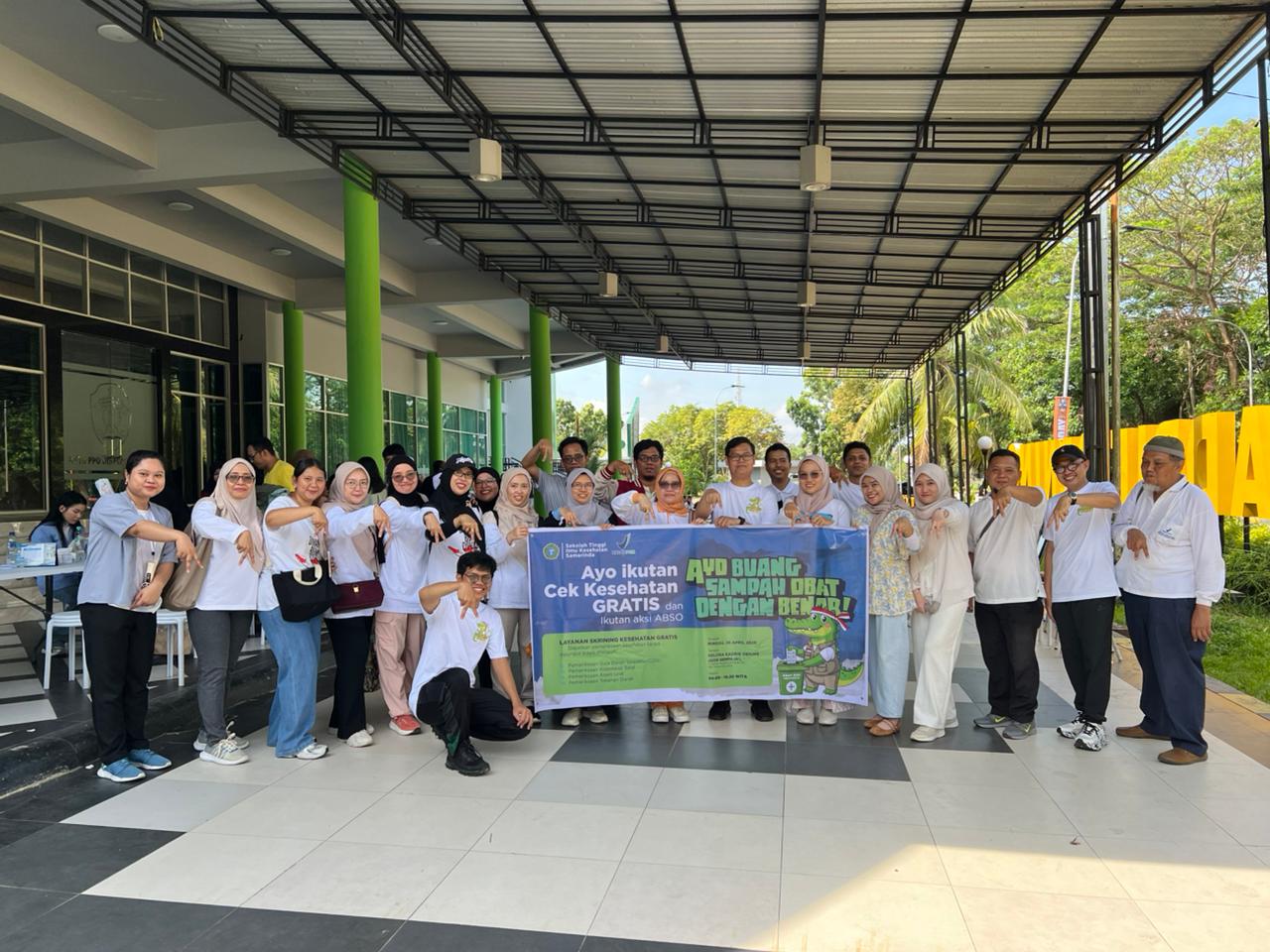 Tim gabungan BBPOM di Samarinda dan STIKSAM membentangkan spanduk ajakan buang sampah obat dan pemeriksaan kesehatan gratis saat kegiatan KIE Tebar Pesona di Samarinda, Minggu (26/4/2026).